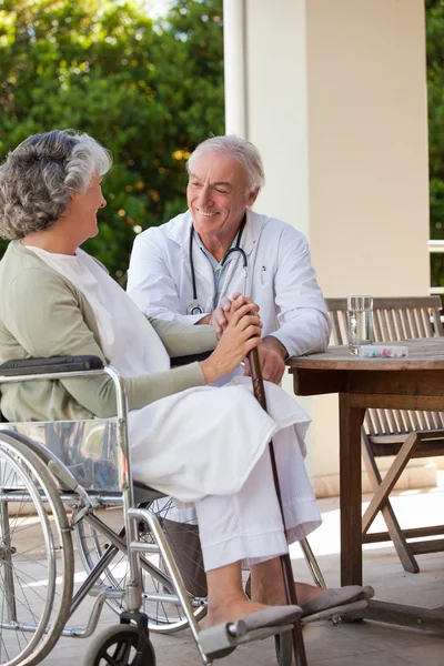 Senior läkare pratar med hans äldre patient — Stockfoto
