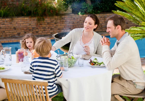 Familie eten in de tuin — Stockfoto