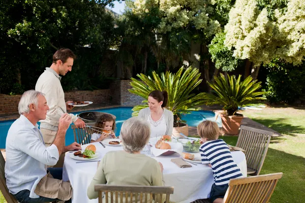Familjen äta i trädgården — Stockfoto
