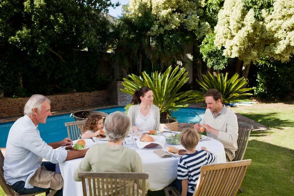 Comer en familia en el jardín —  Fotos de Stock