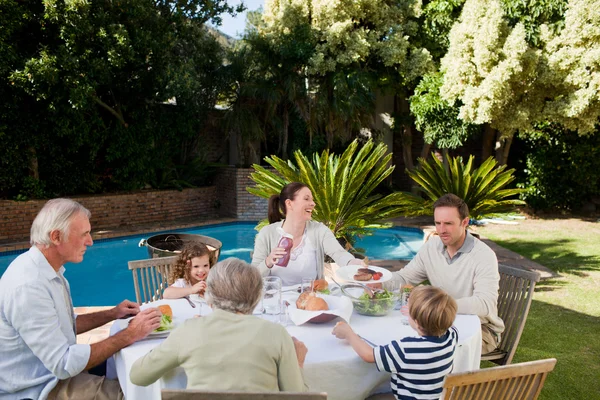 Rodzina, jedzenie w ogrodzie — Zdjęcie stockowe
