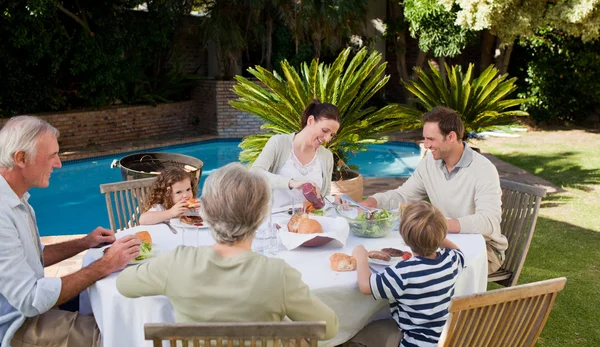 정원에서 먹는 가족 — 스톡 사진