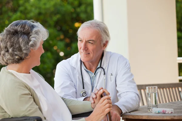 Senior arts praten met zijn volwassen patiënt — Stockfoto