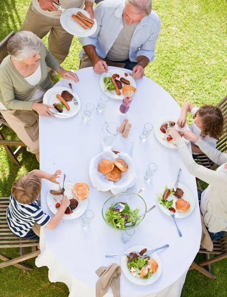 Familie isst im Garten — Stockfoto