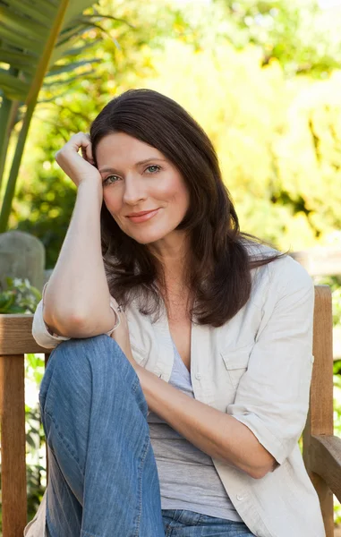 Portret van een mooie vrouw in de tuin — Stockfoto