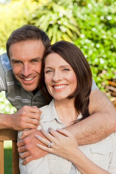Freudiges Paar umarmt sich im Garten — Stockfoto
