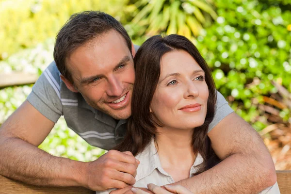庭で抱き締めるうれしそうなカップル — ストック写真