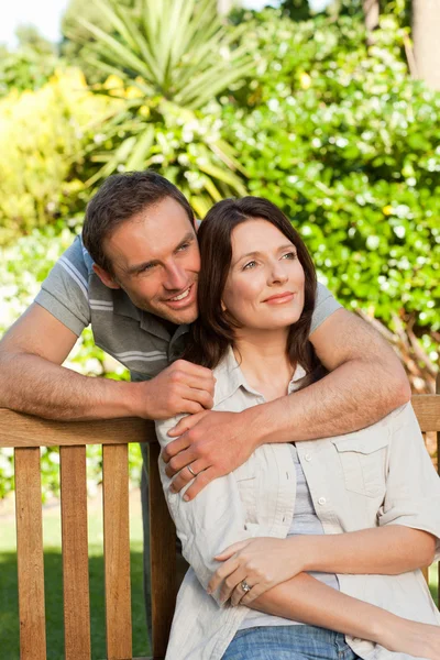 Рад, что пара обнимается в саду — стоковое фото