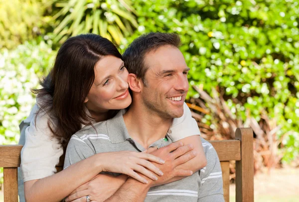 Cieszę się, że para przytulanie w ogrodzie — Zdjęcie stockowe