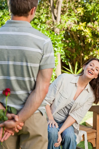 Een roos aanbieden aan zijn vrouw man — Stockfoto