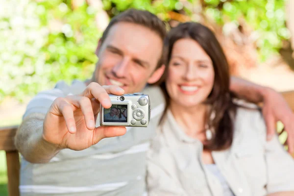 Älskare ta ett foto av sig själva i trädgården — Stockfoto