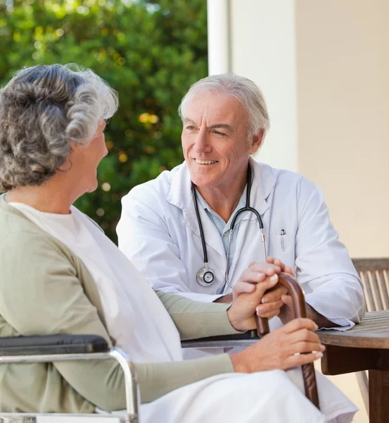 Старший лікар розмовляє зі своїм зрілим пацієнтом — стокове фото
