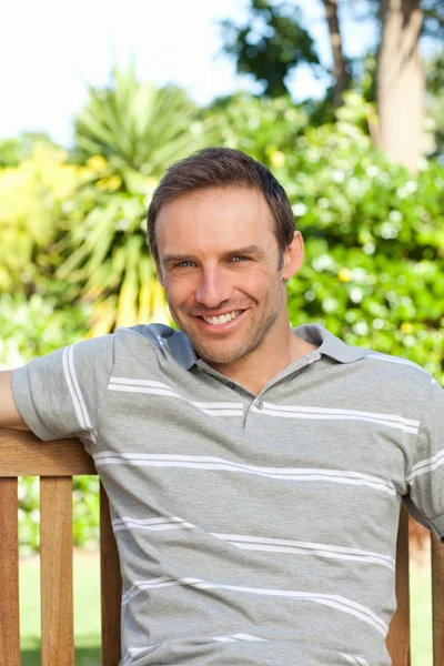 Portrait d'un homme assis sur un banc — Photo