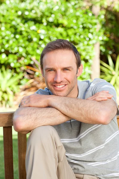 Porträt eines Mannes, der auf einer Bank sitzt — Stockfoto