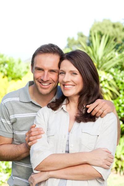 Красивая женщина с мужем в саду — стоковое фото