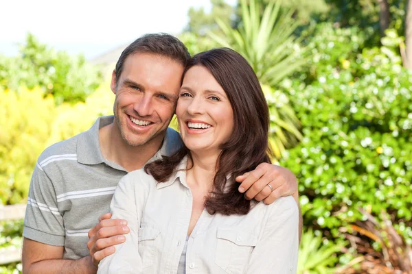 Schöne Frau mit ihrem Mann im Garten — Stockfoto