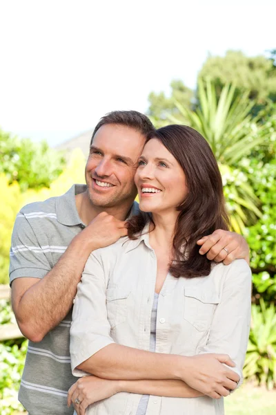 정원에서 그녀의 남편과 아름 다운 여자 — 스톡 사진