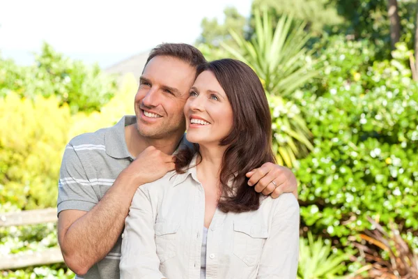 Schöne Frau mit ihrem Mann im Garten — Stockfoto
