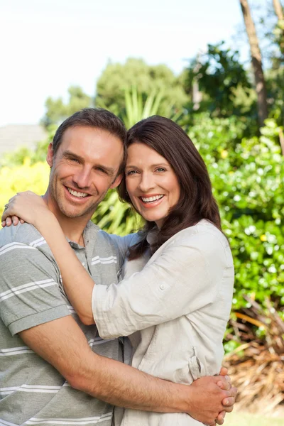 Verliefd paar in de tuin — Stockfoto