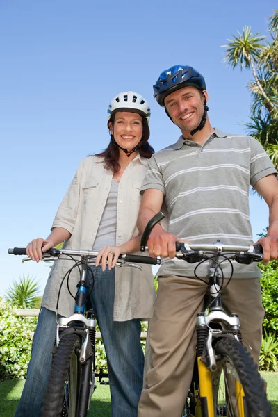 Vrolijke paar met hun fietsen — Stockfoto