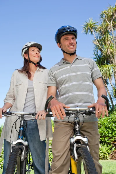 Vrolijke paar met hun fietsen — Stockfoto