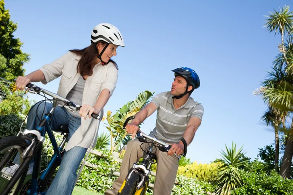 Радостная пара с велосипедами — стоковое фото