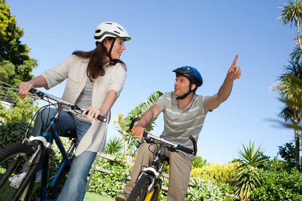 快乐夫妇与他们的自行车 — 图库照片