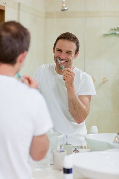 Adam dişlerini fırçalıyor. — Stok fotoğraf
