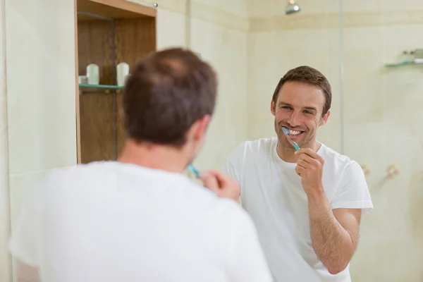 Homem escovando os dentes — Fotografia de Stock