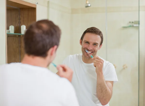 Человек чистит зубы — стоковое фото