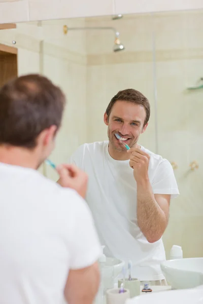 L'uomo che si lava i denti — Foto Stock