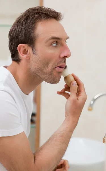 Man shaving in the bathroom — Stock Photo, Image