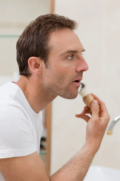 Mannen rakar sig i badrummet — Stockfoto