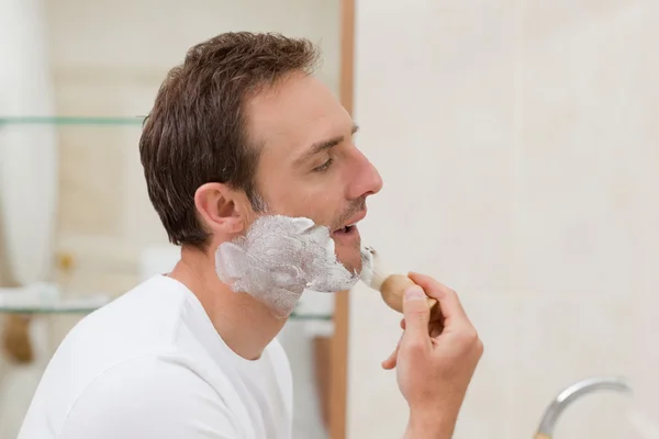 Muž se holí v koupelně — Stock fotografie