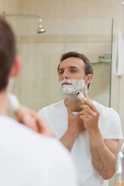 Homem de barbear no banheiro — Fotografia de Stock