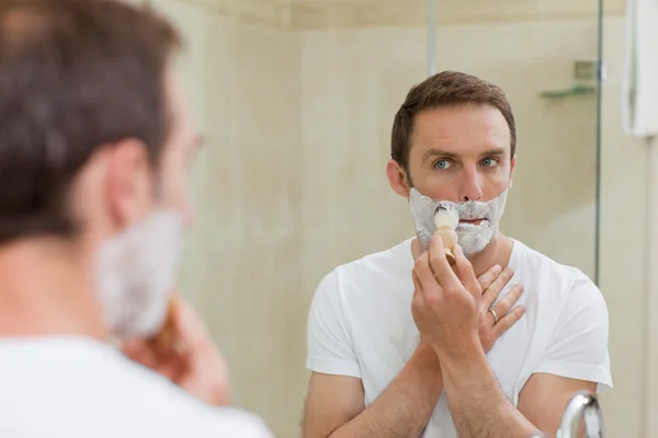 Banyoda tıraş olan bir adam. — Stok fotoğraf