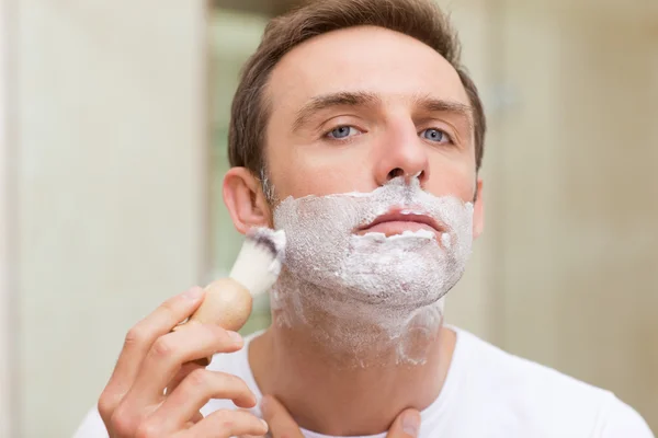 男人在浴室刮胡子 — 图库照片