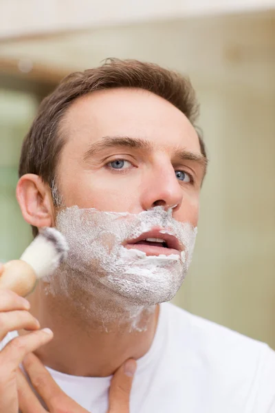 男人在浴室刮胡子 — 图库照片