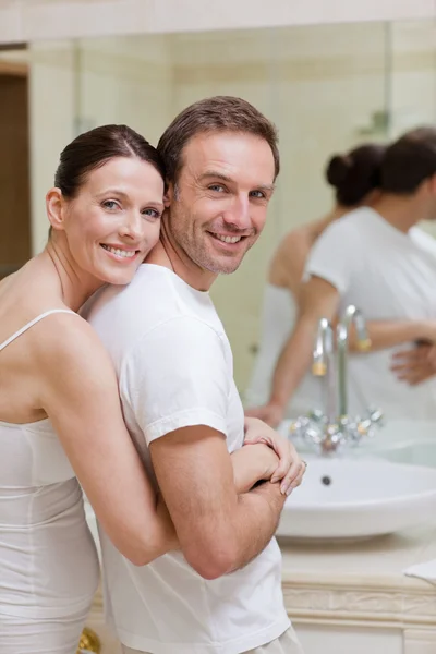 Пара обіймає у ванній кімнаті — стокове фото