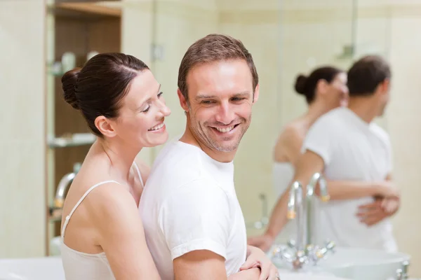 浴室で抱き締めるカップル — ストック写真