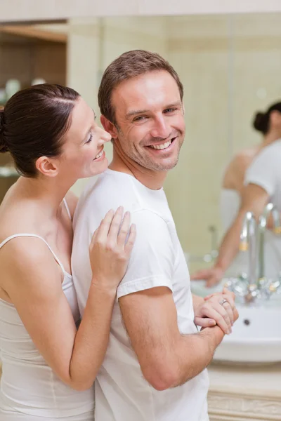 Para przytulanie w łazience — Zdjęcie stockowe