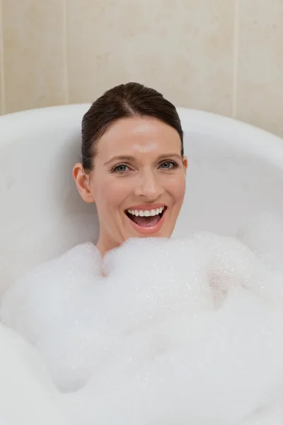 Piękna kobieta kąpiel — Zdjęcie stockowe