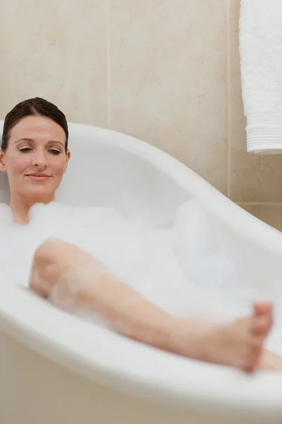Красивая женщина принимает ванну — стоковое фото