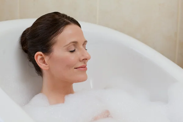 Mulher bonita tomando um banho — Fotografia de Stock