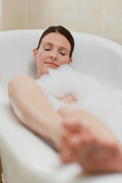 Bella donna che fa il bagno — Foto Stock