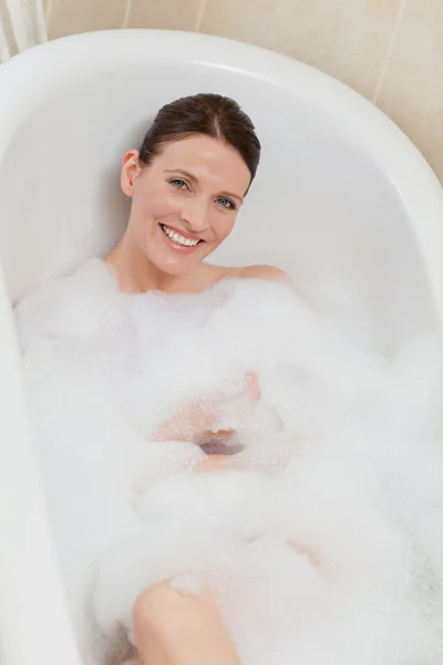 Mooie vrouw nemen van een bad — Stockfoto
