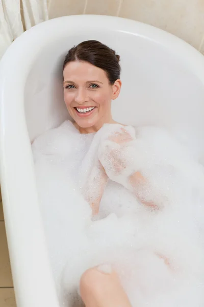 Hermosa mujer tomando un baño —  Fotos de Stock