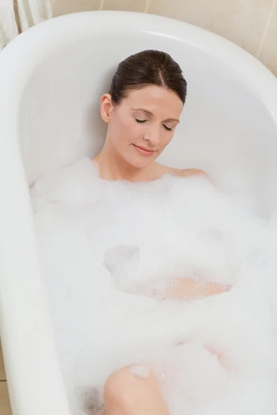 Mooie vrouw nemen van een bad — Stockfoto