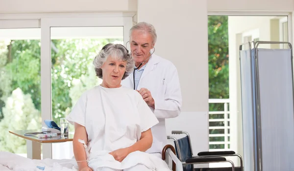 Doctor examining his patient — Stock Photo, Image