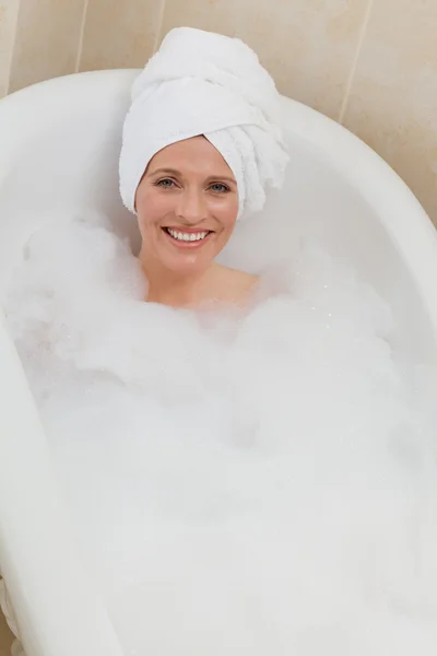 Bella donna che fa il bagno con un asciugamano sulla testa — Foto Stock